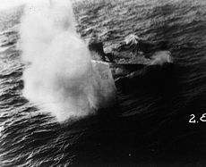 盟軍的反潛機投下深水炸彈攻擊潛艇