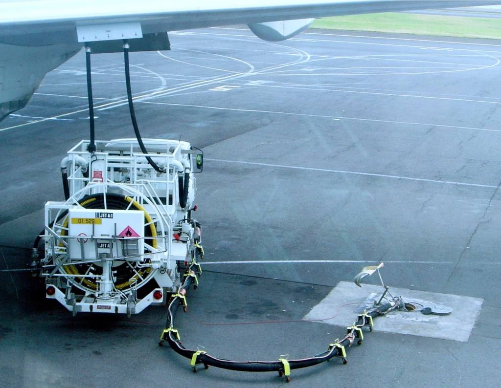 一些大型機場飛機只須通過泵車加油