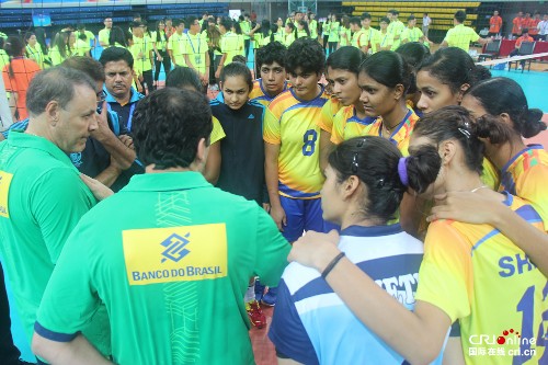 巴西隊教練和印度女排隊員交流