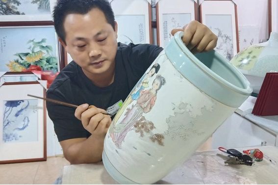 劉桂華(中國陶瓷藝術家,陶瓷文化研究員) 劉桂華(中國陶瓷藝術家,陶瓷文化研究員)