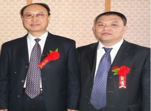 會長楊慶才（左）與常務副會長蔡雨珉先生