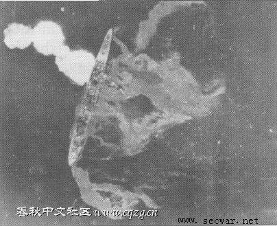 一艘重傷的日本驅逐艦沉沒前泄露出大量燃油