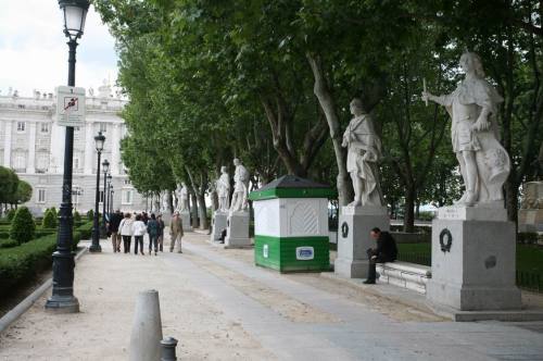 宮前廣場兩側有歷史人物的雕像