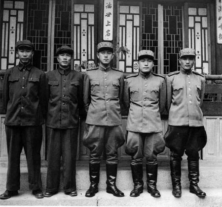 解方(左1)參加朝鮮停戰談判