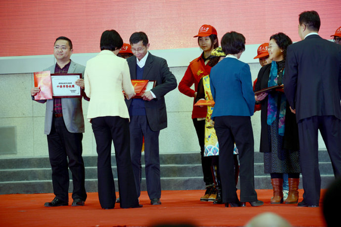 市委宣傳部部長彭麗敏給周南文化沙龍頒獎