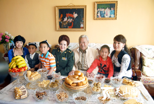 加米拉·庫爾班及其家人