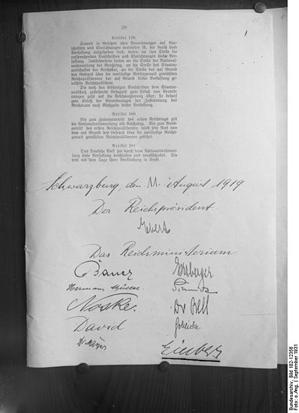 魏瑪憲法最後一頁的艾伯特等人的簽名