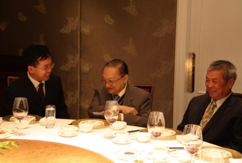 李春雷在香港與金庸先生（中）在一起