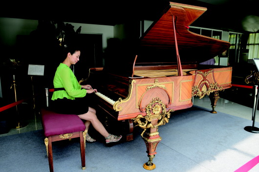 博物館的鎮館之寶鮑德溫鋼琴,其銅質雕塑的表面包有18k黃金