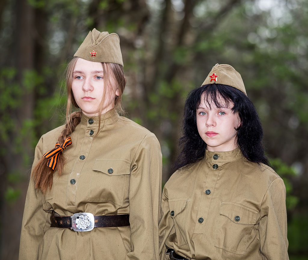 在紀念活動上身著蘇聯時期服裝的俄羅斯女孩