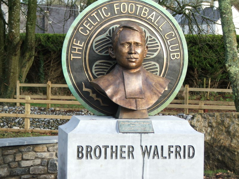 位於愛爾蘭巴里摩特的沃爾弗里德雕像