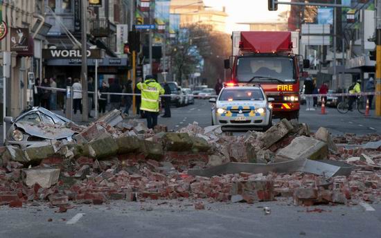 警方在地震受損嚴重地區維護秩序