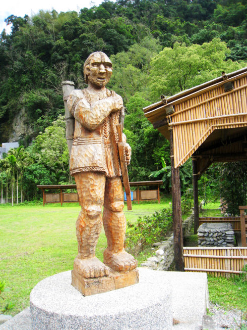 慕谷慕魚原住民雕像