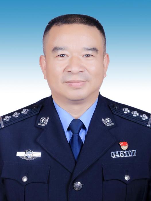 王國亮(雲南省保山市騰衝市騰越街道辦事處副主任、騰越派出所所長) 王國亮(雲南省保山市騰衝市騰越街道辦事處副主任、騰越派出所所長)
