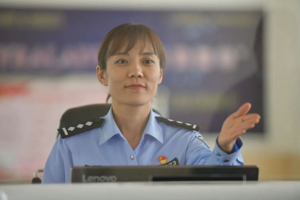 曹慧敏(滿洲里出入境邊防檢查站執勤一隊民警) 曹慧敏(滿洲里出入境邊防檢查站執勤一隊民警)
