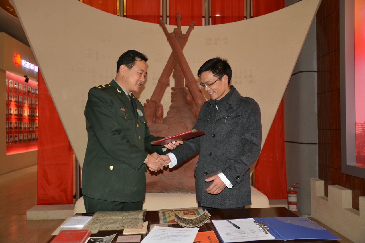 王偉力少將向姜小平頒發榮譽證書