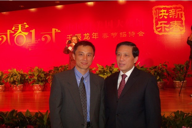 遠景諮詢創始人王強（左）