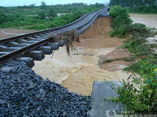 大暴雨致使湘桂鐵路 來賓路段中斷