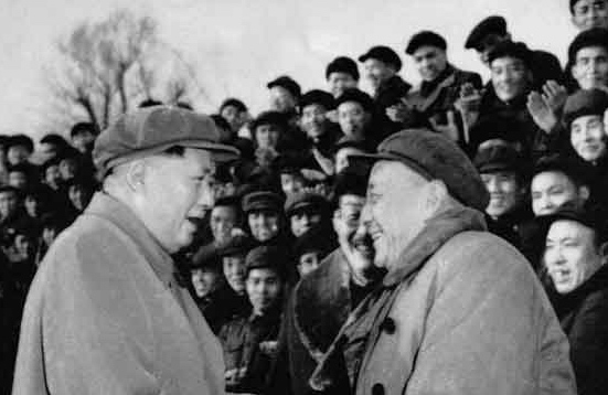 毛澤東主席與馬錫五親切交談
