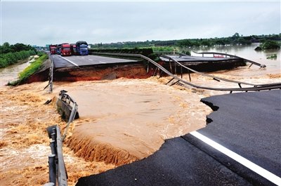 江西遭遇暴雨襲擊，滬昆高速被沖開一個口