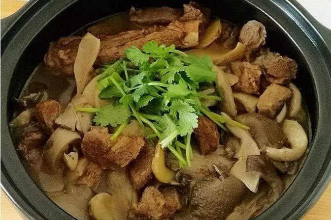 排骨平菇煲 排骨平菇煲