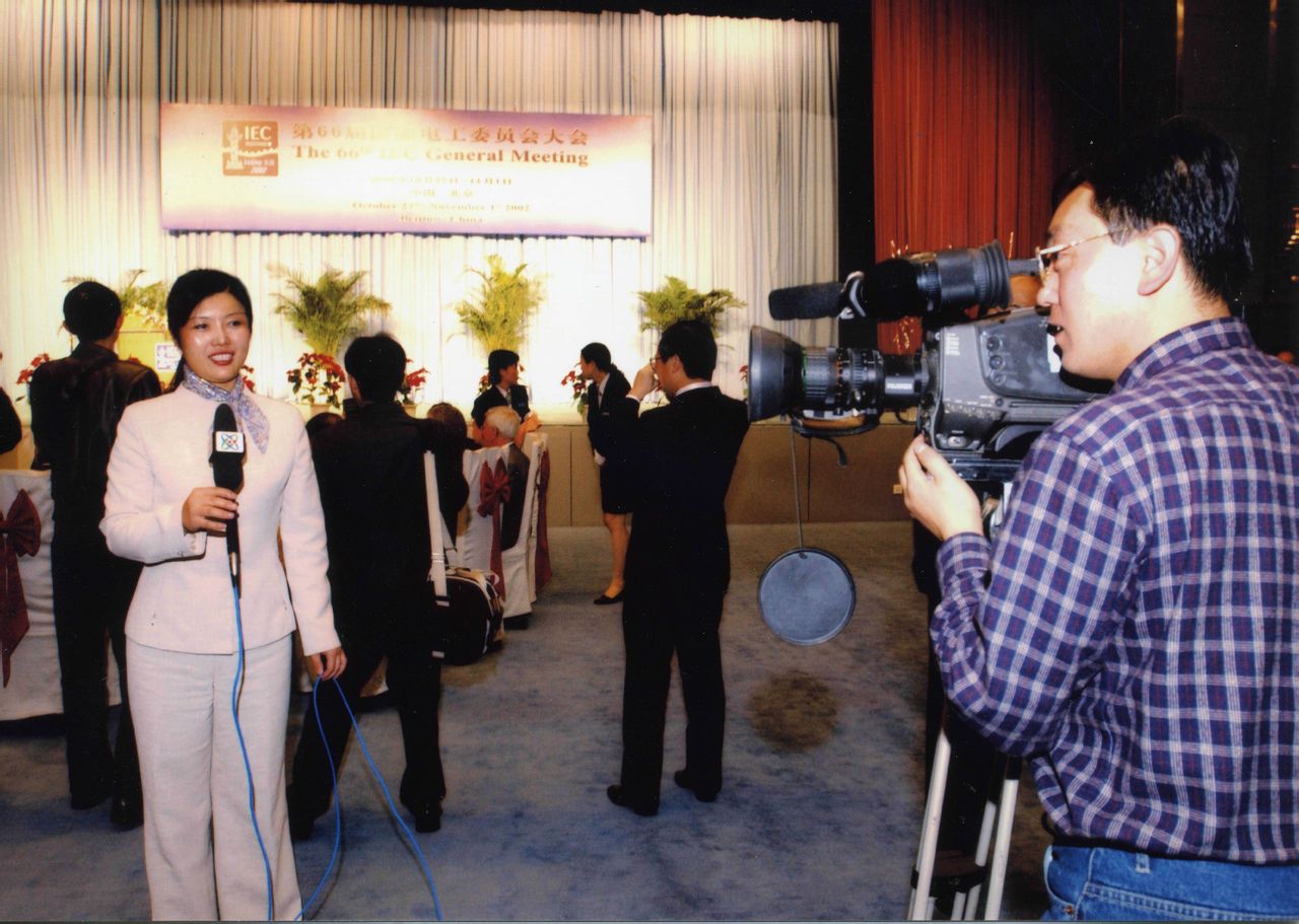 宋繼蘭在北京人民大會堂作現場報導
