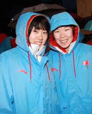 張會(左)和周洋在溫哥華冬奧會開幕式