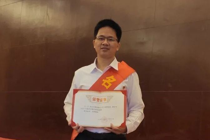 何杰(廣東高州中學教師) 何杰(廣東高州中學教師)