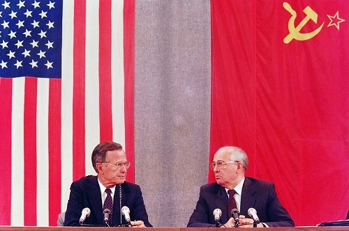 戈巴契夫與美國前總統老布希（左）