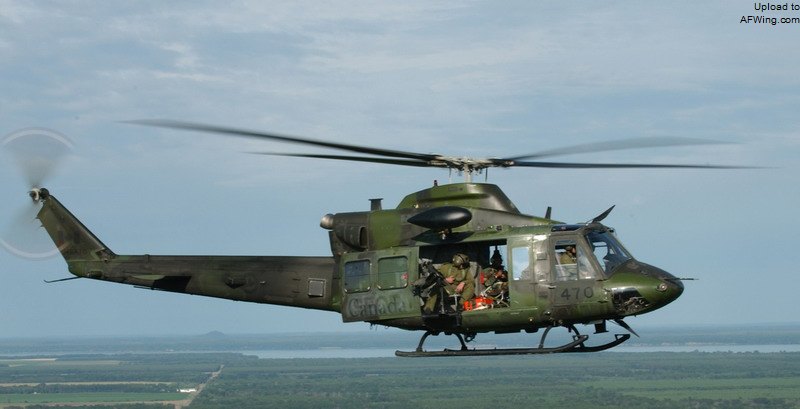 CH-146“鷹獅”，注意艙門上方的絞車