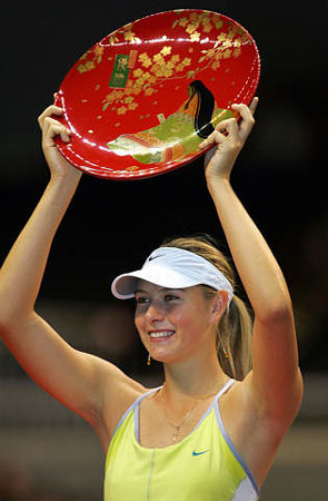 莎拉波娃捧起泛太平洋公開賽冠軍獎盤
