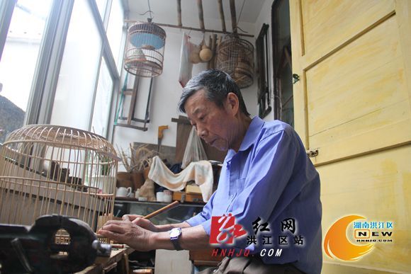 張忠清(洪江新湘瓷廠的退休陶藝者) 張忠清(洪江新湘瓷廠的退休陶藝者)