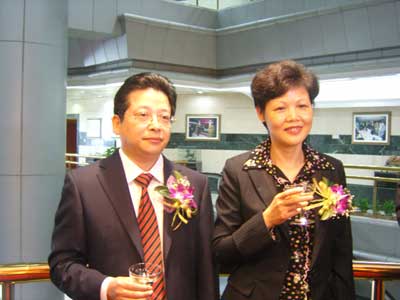 寧波銀行董事長陸華裕(左)與俞鳳英
