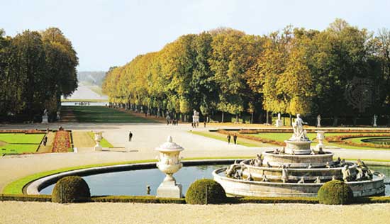 凡爾賽宮的花園表現園林與景觀設計的概念。