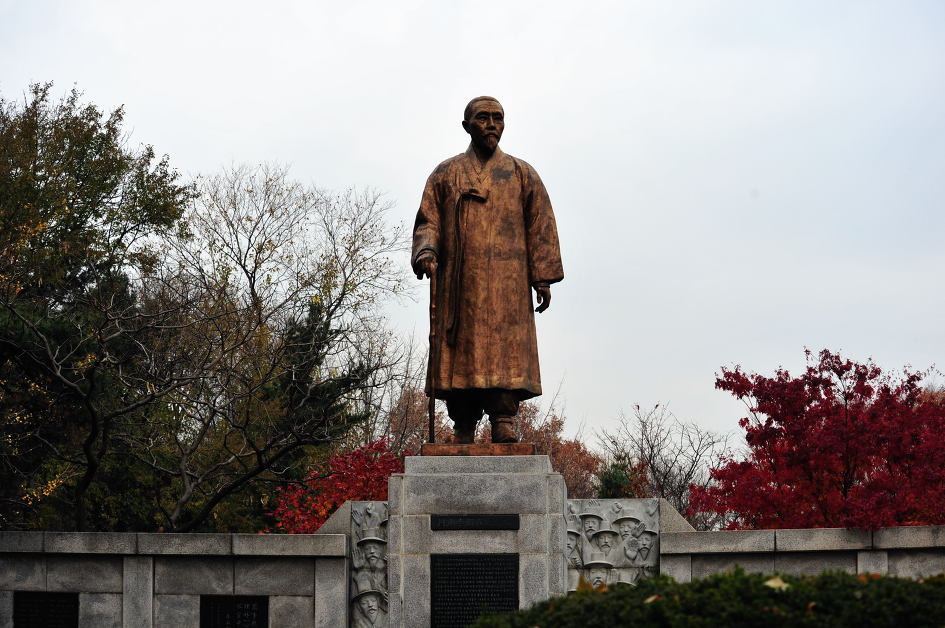 位於韓國首爾宗廟前的李商在銅像
