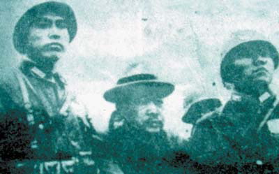谷壽夫（中），中國憲兵張濤（左）