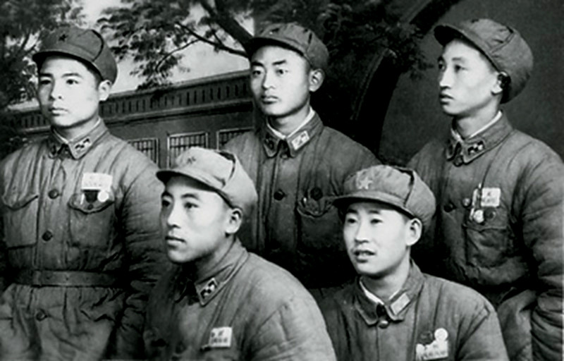 范慶友（前左）