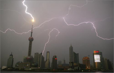 上海出現雷暴天氣，東方明珠上空現閃電