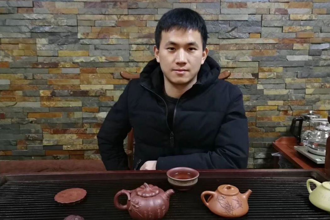 周健(紫砂藝人,工藝美術師,撫泥居主理人) 周健(紫砂藝人,工藝美術師,撫泥居主理人)