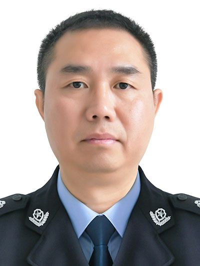 王啟林(貴州省遵義市公安局新蒲分局黨委副書記、政委、四級高級警長) 王啟林(貴州省遵義市公安局新蒲分局黨委副書記、政委、四級高級警長)