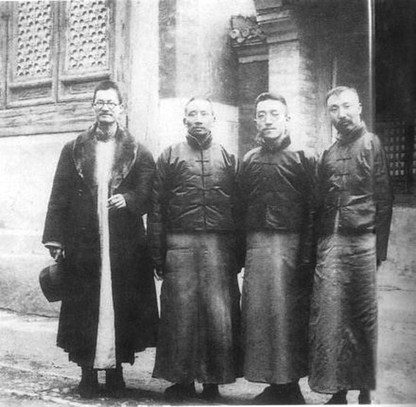 胡適、蔡元培、蔣夢麟(左一)、李大釗