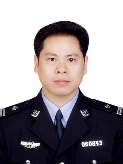 張志華(四川省眉山市青神縣公安局黨委委員、副政委) 張志華(四川省眉山市青神縣公安局黨委委員、副政委)
