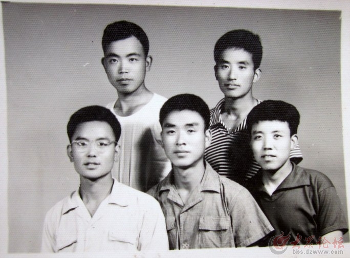 後排左一為王修智同志大學畢業留影