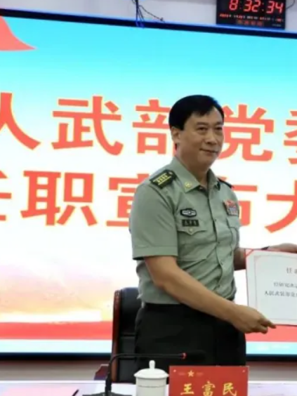 王富民(河南省許昌市委常委,許昌軍分區黨委書記、大校政委) 王富民(河南省許昌市委常委,許昌軍分區黨委書記、大校政委)