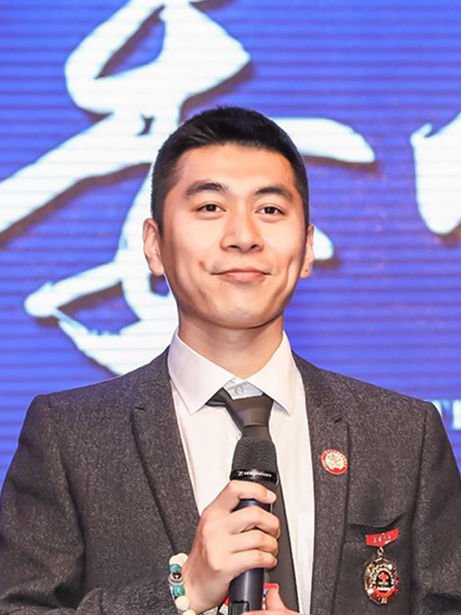 阿V(《中國文身職業教育規範化標準教材》主編) 阿V(《中國文身職業教育規範化標準教材》主編)