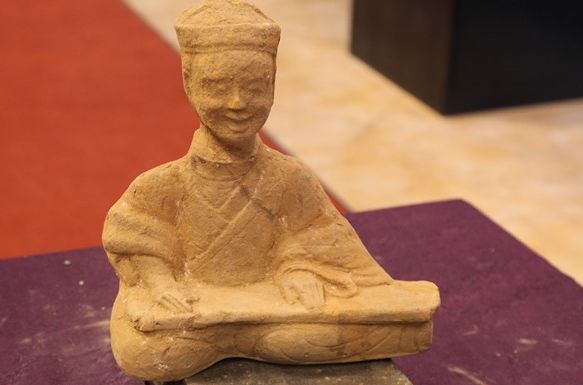 石雕撫琴俑 石雕撫琴俑