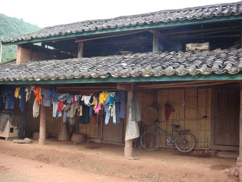 2007年時岔河村委會上寨村民居一角