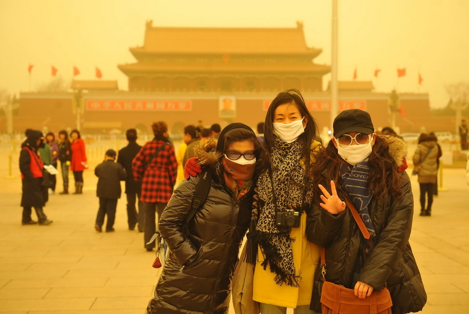 2010年03月20日遊客在北京天安門廣場留影