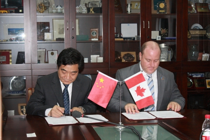 武漢大學與尼亞加拉學院兩校領導簽署合作協定