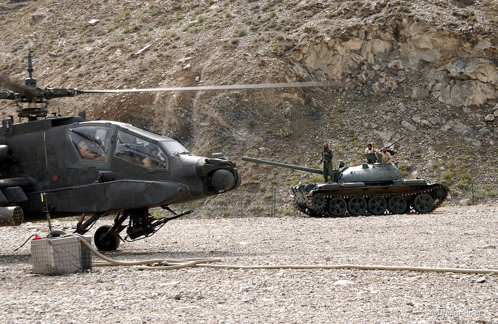 一架AH-64和一輛T-55在阿富汗